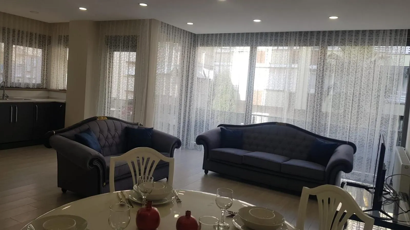 6 Central Location, Close To Beaches And Anywhere location
